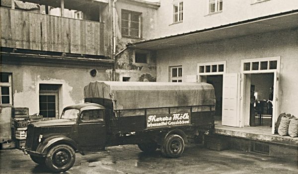 Therese Mölk - Foto 1948 - Bäckerei-Lagerhaus - Quelle: Therese Mölk Homepage